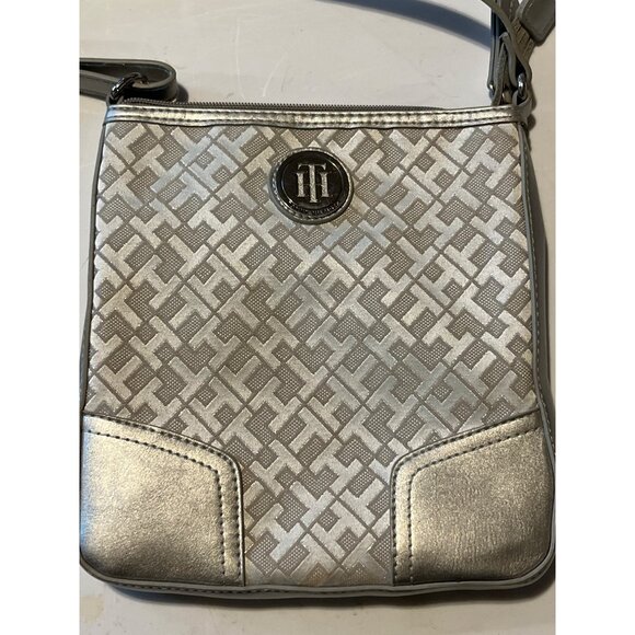Nice Tommy Hilfiger Silver Crossbody Bag w/ Logo Accent Durable & Lightweight - Picture 2 of 9